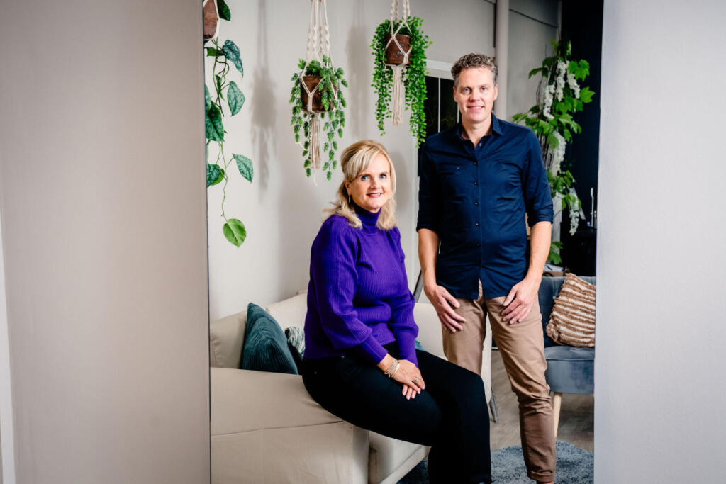 Man en vrouw zittend op bank bij Glaswebwinkel.nl