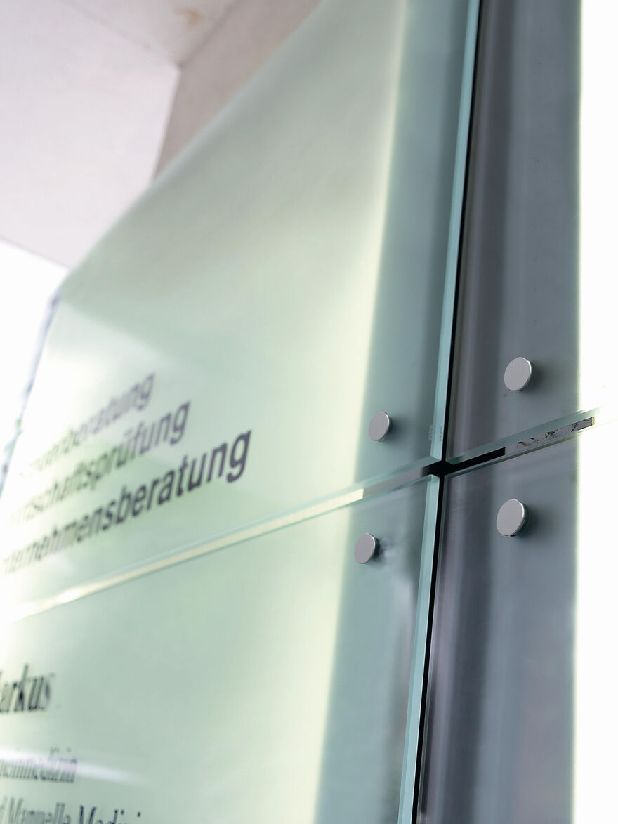 Afstandhouder keukenachterwand op matglas