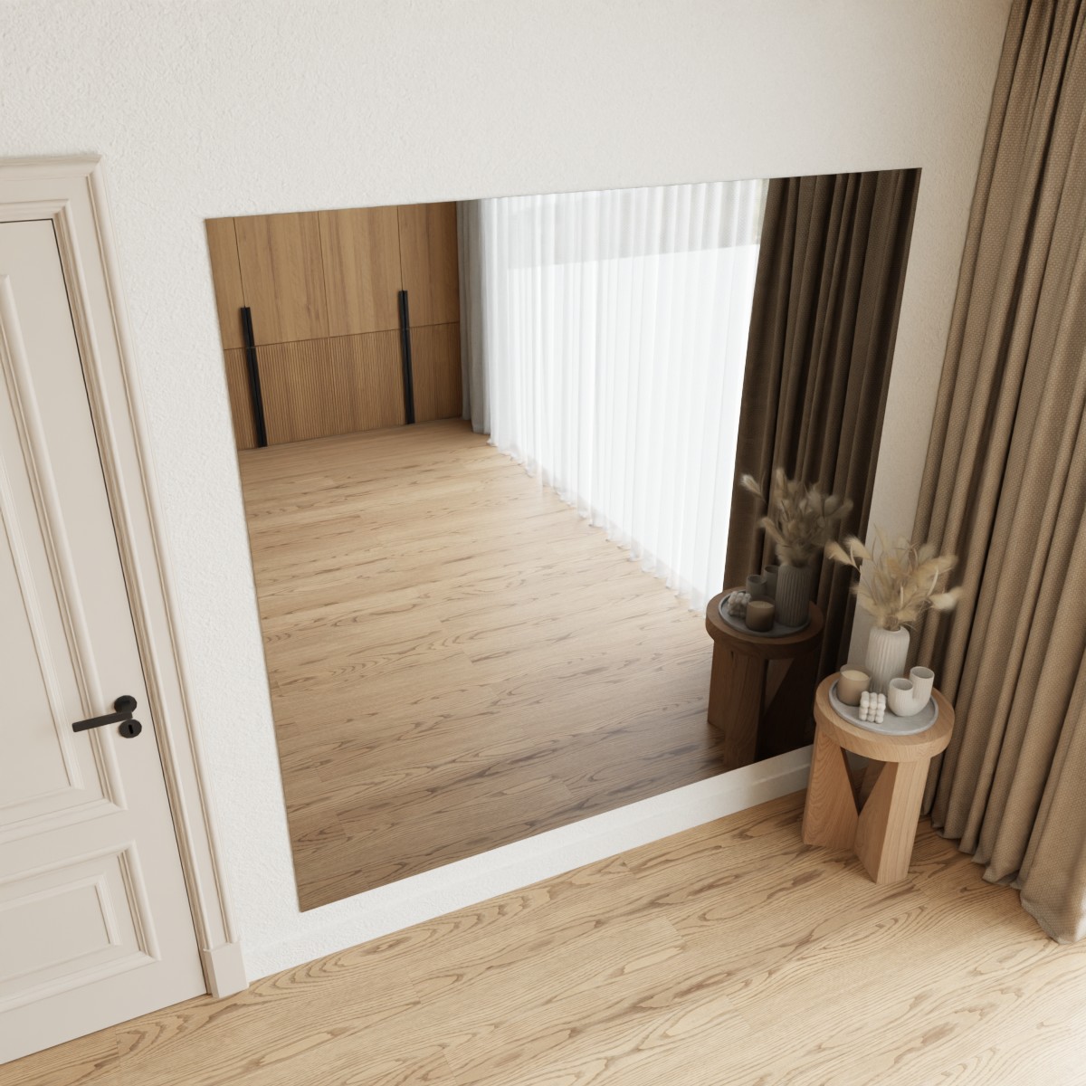 Brede verzilverde blanke spiegel aan de wand in modern interieur