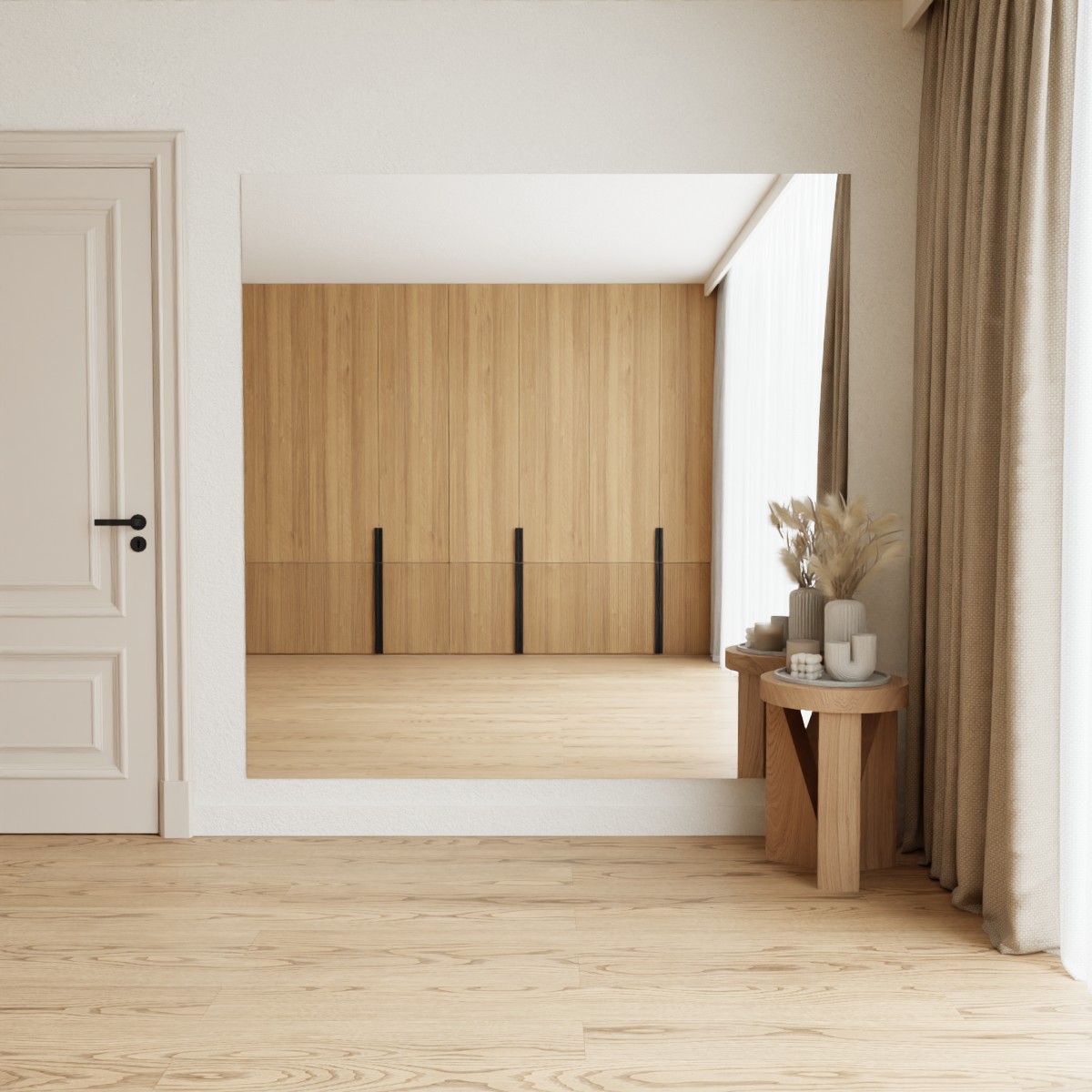 Brede verzilverde blanke spiegel aan de wand in modern interieur