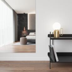 Verzilverde blanke industriële spiegel aan de muur