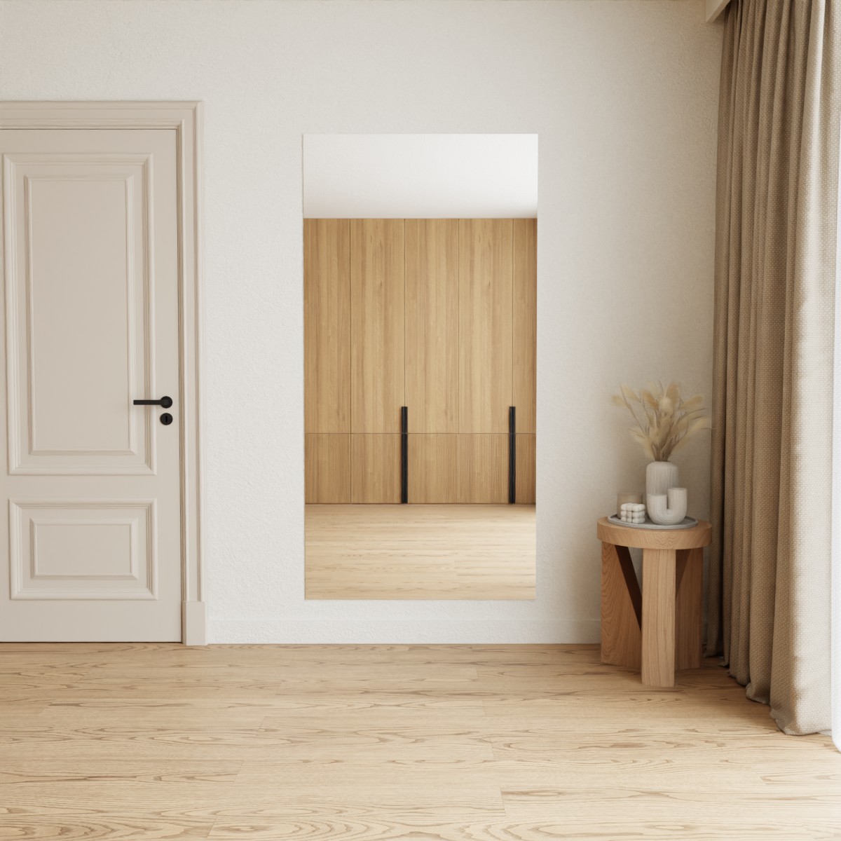 Rechthoekige verzilverde spiegel aan de muur in strak interieur