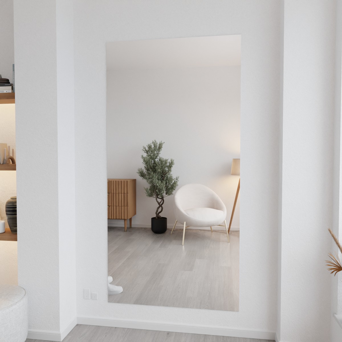 Verzilverd blanke spiegel zonder lijst aan de muur in lichte ruimte