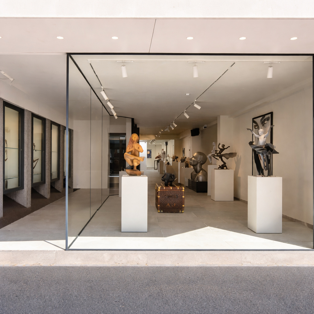 Ontspiegelde glazen vitrine in een museumtentoonstelling.