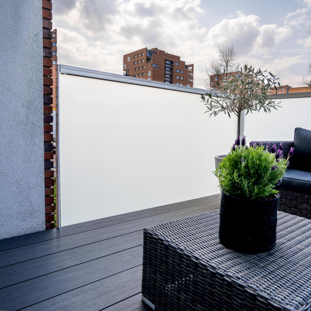 Satijn matte glaswand in een tuin