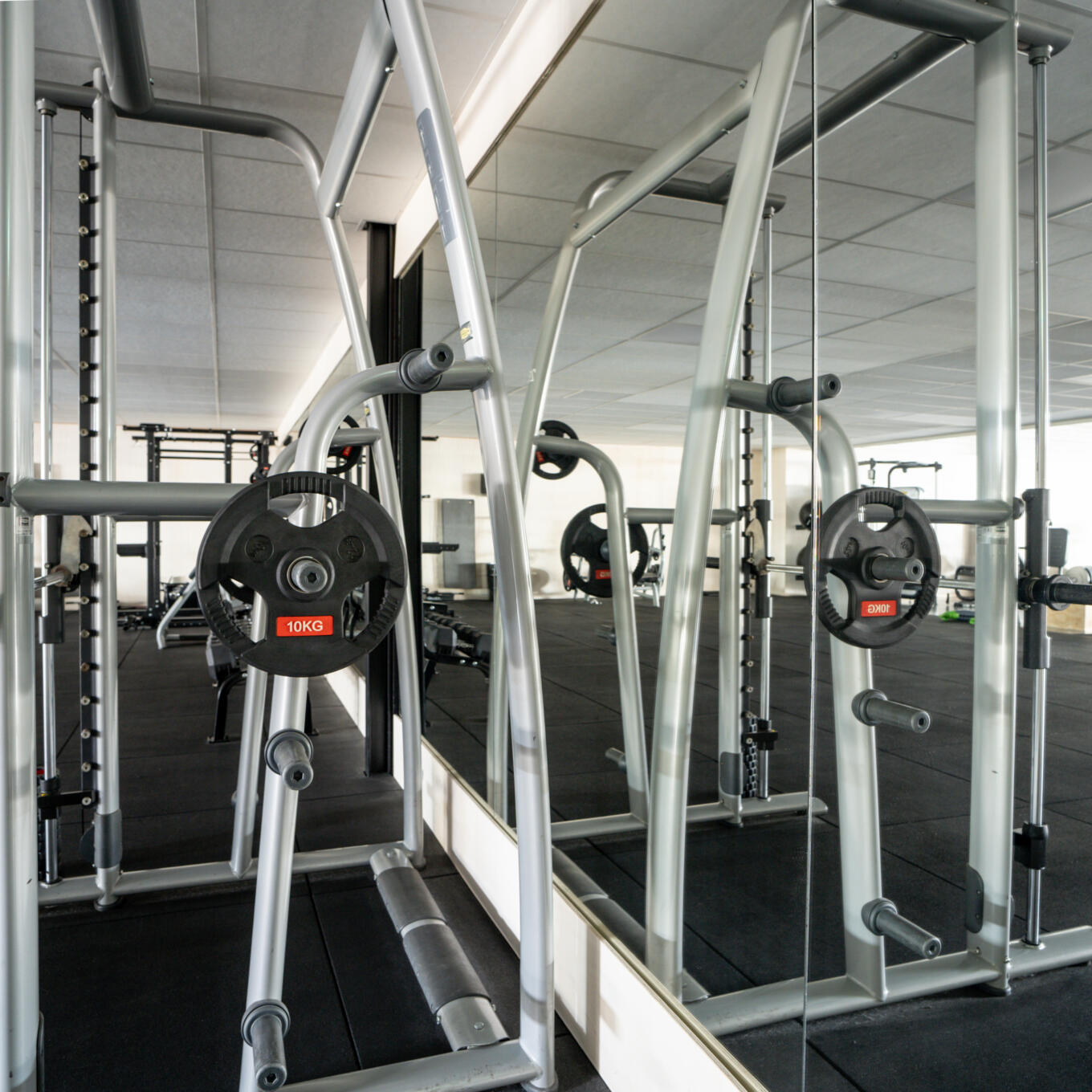 Spiegelwand in een krachthonk