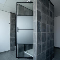 Openstaande glazen douchedeur van gehard glas