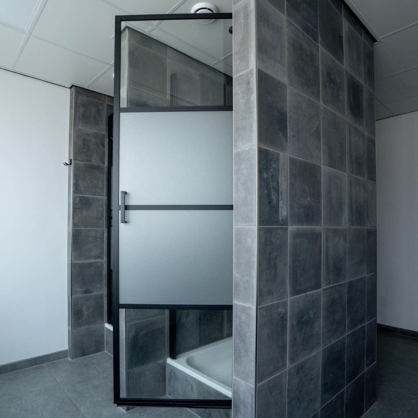 Openstaande glazen douchedeur van gehard glas