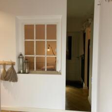 Plakspiegel aan een muur