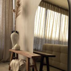 Een boogspiegel ook wel toogspiegel in een kamer tegen een muur